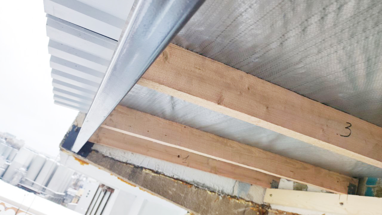 Установка крыши на балконе в Минске Установка крыши на балконе